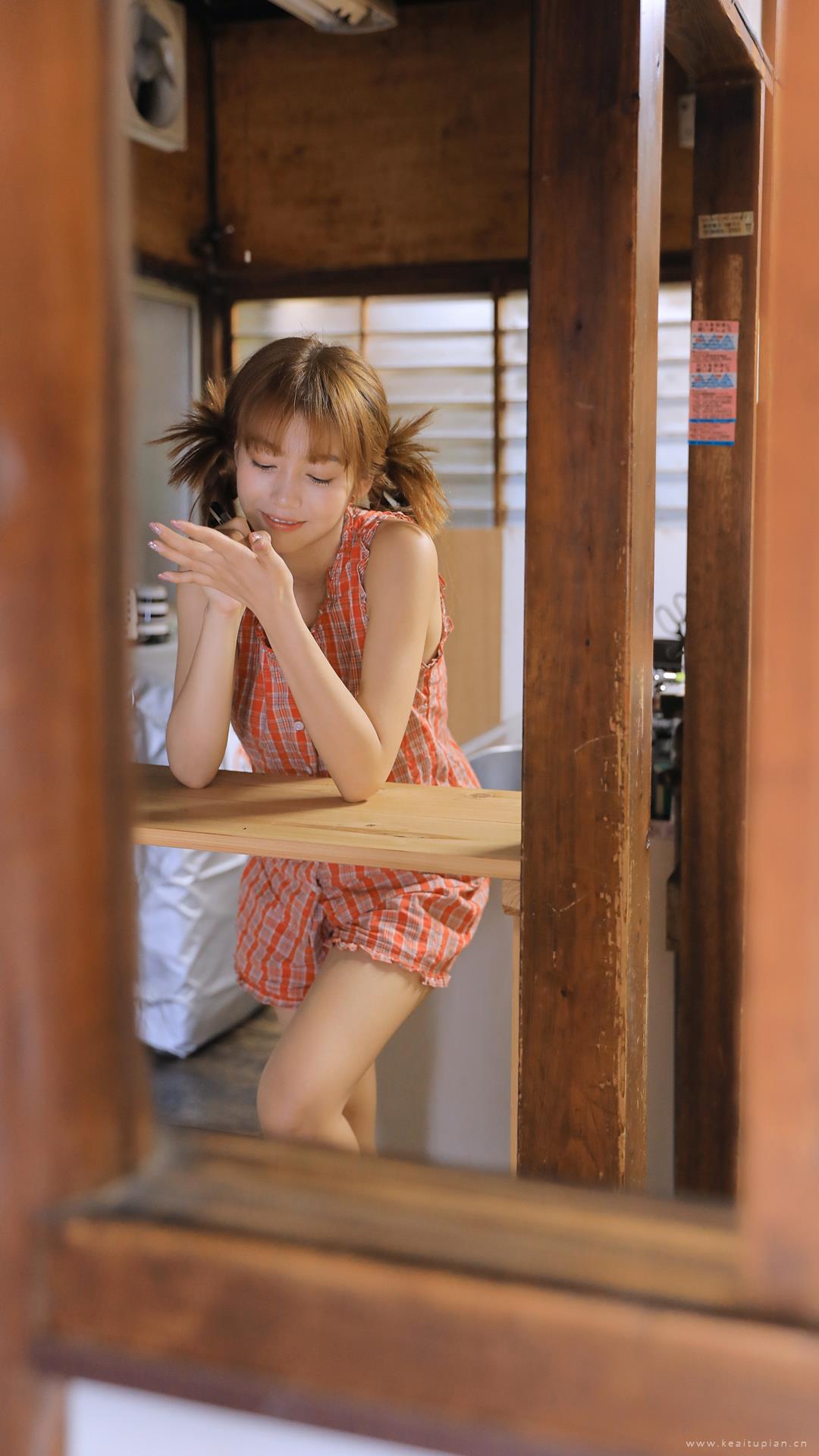 居家可爱美女俏皮诱人写真高清图片