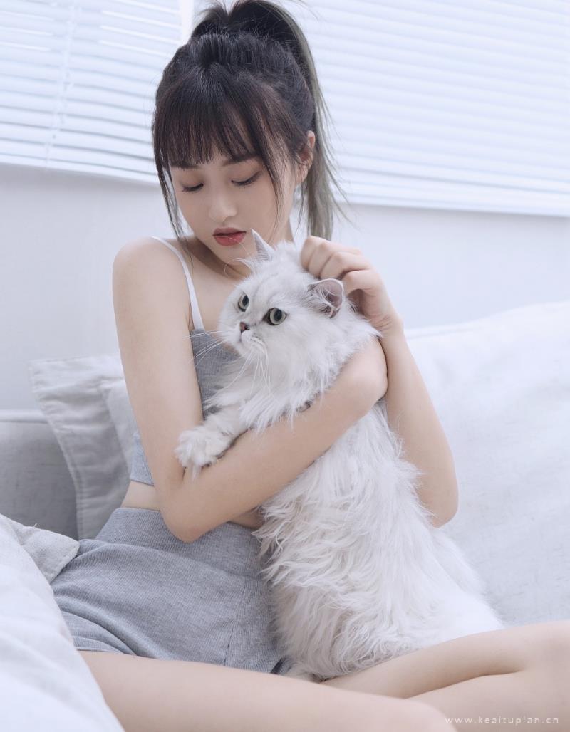 正在撸猫的吊带热裤少女性感迷人私房写真图片