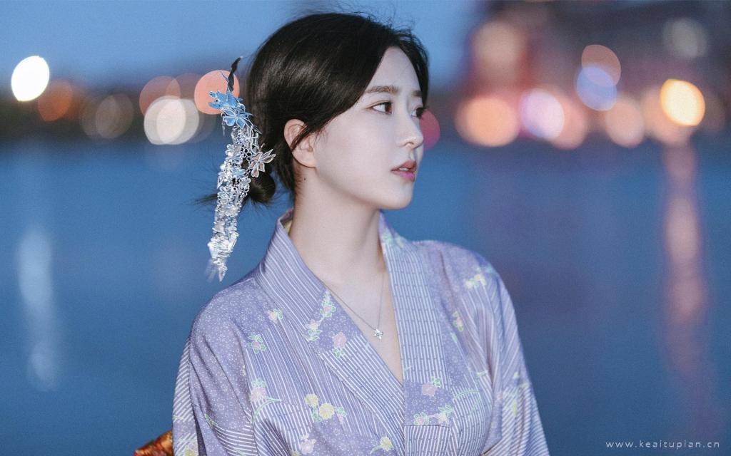 清新气质淡雅女神和服户外夜景高清图片