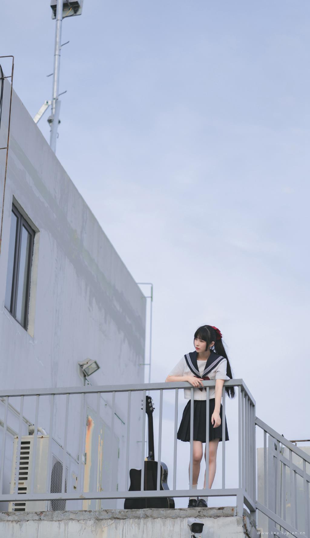 日系唯美JK制服美女性感俏皮傍晚天台写真图片大全