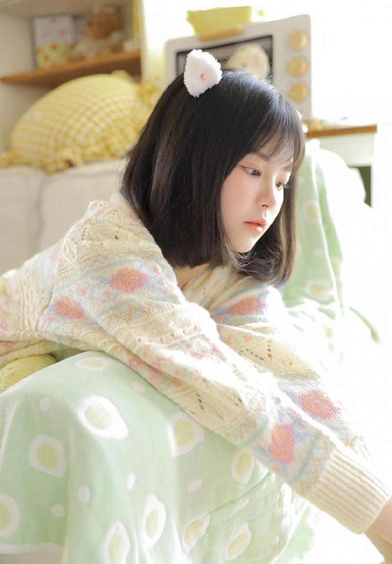 好看可爱娃娃脸短发女生居家写真图片