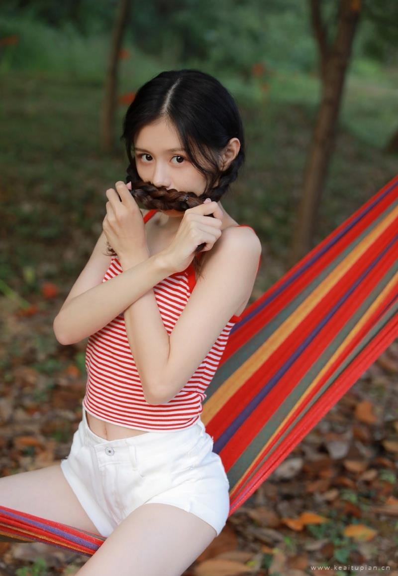甜美可爱的麻花辫女生吊带短裤户外写真图片