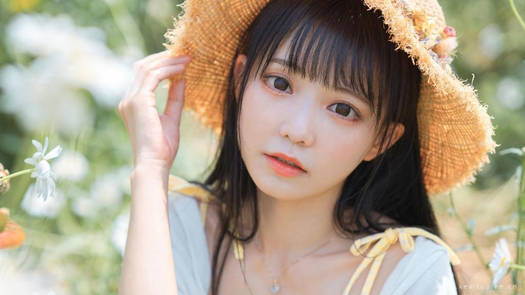 甜美可爱的小清新草帽美女田园风写真图片