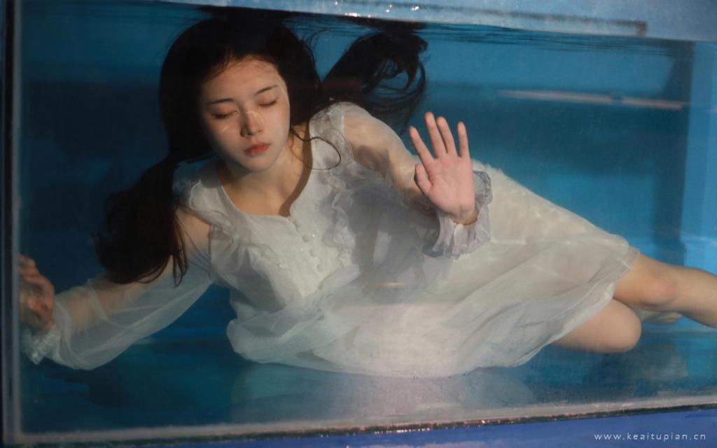 纯情少女水中唯美性感迷人私房写真图片桌面壁纸