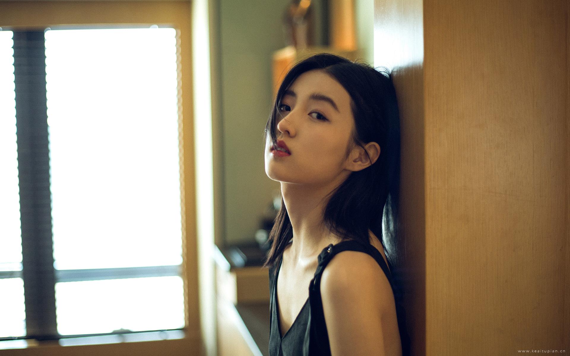 美女明星张子枫黑色吊带裙气质文艺时尚桌面壁纸图片