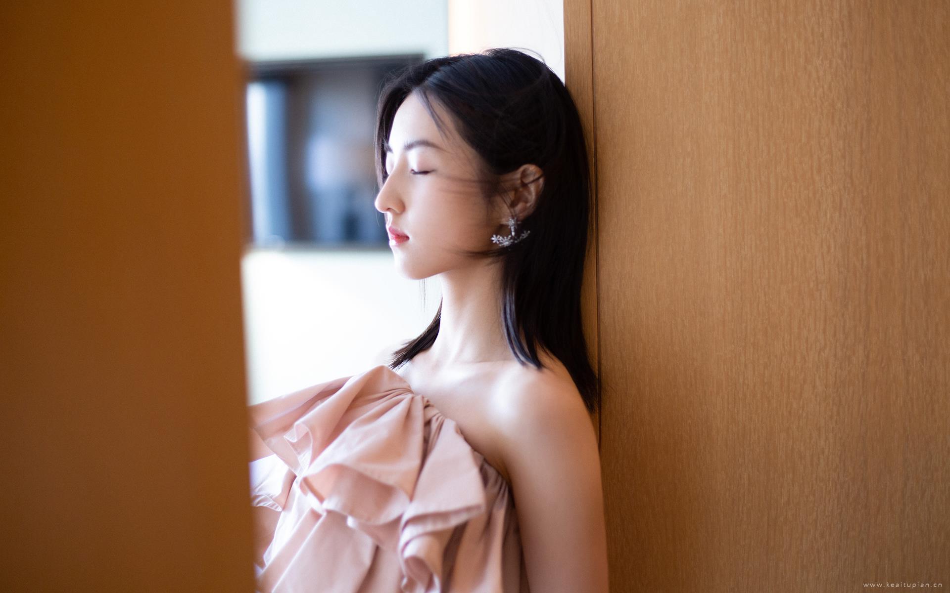 张子枫优雅迷人浅粉群唯美壁纸写真图片