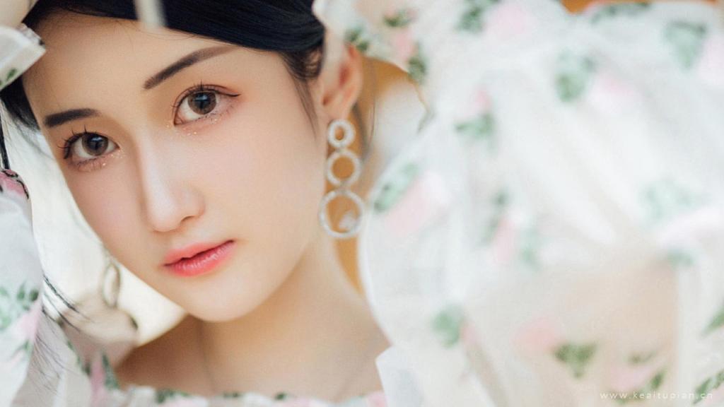温婉娴静美丽动人的美女气质海边度假写真图片