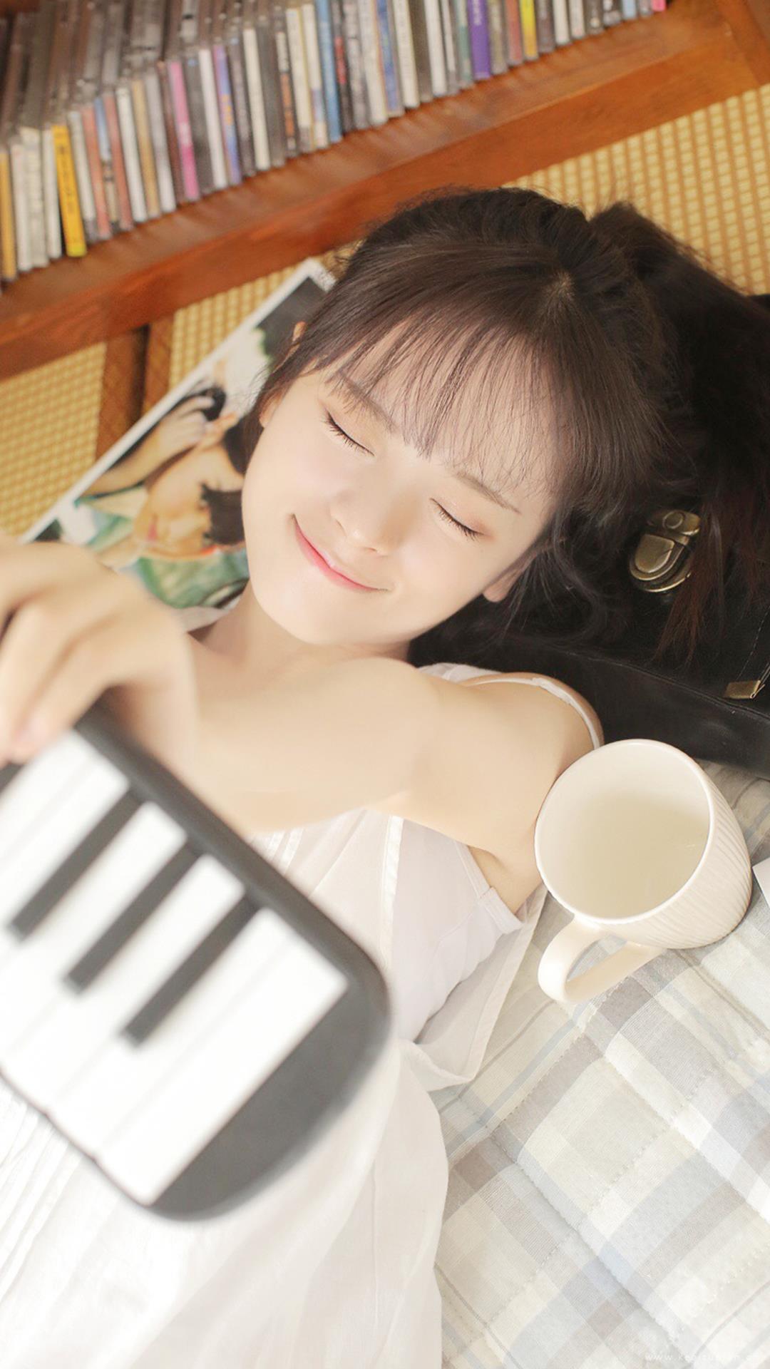 居家性感美女长裙美腿写真苹果图片