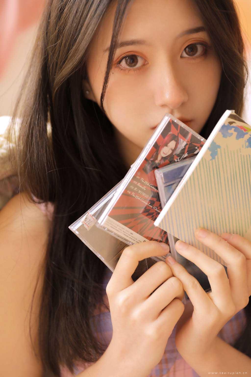 小蛮腰大长腿的长发美女吊带背心性感私房写真图片大全