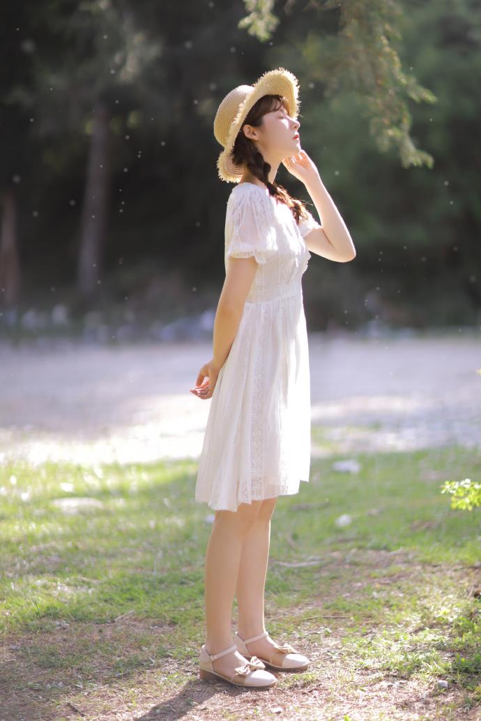 森系迷人梦幻美女白色连衣裙写真图片大全