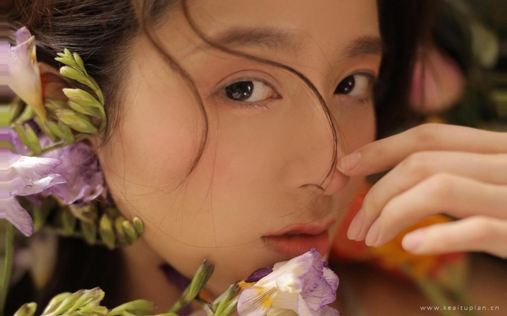 气质复古碎花吊带裙白嫩精致妆容居家迷人写真图片桌面壁纸