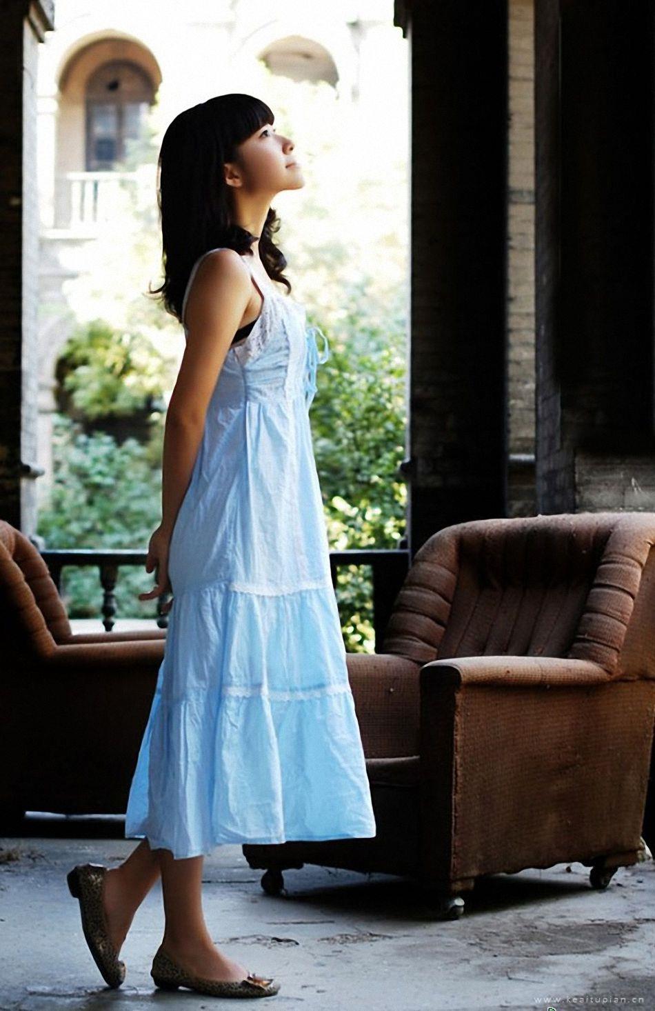 温柔长卷发白裙美女古宅静谧文艺写真图片