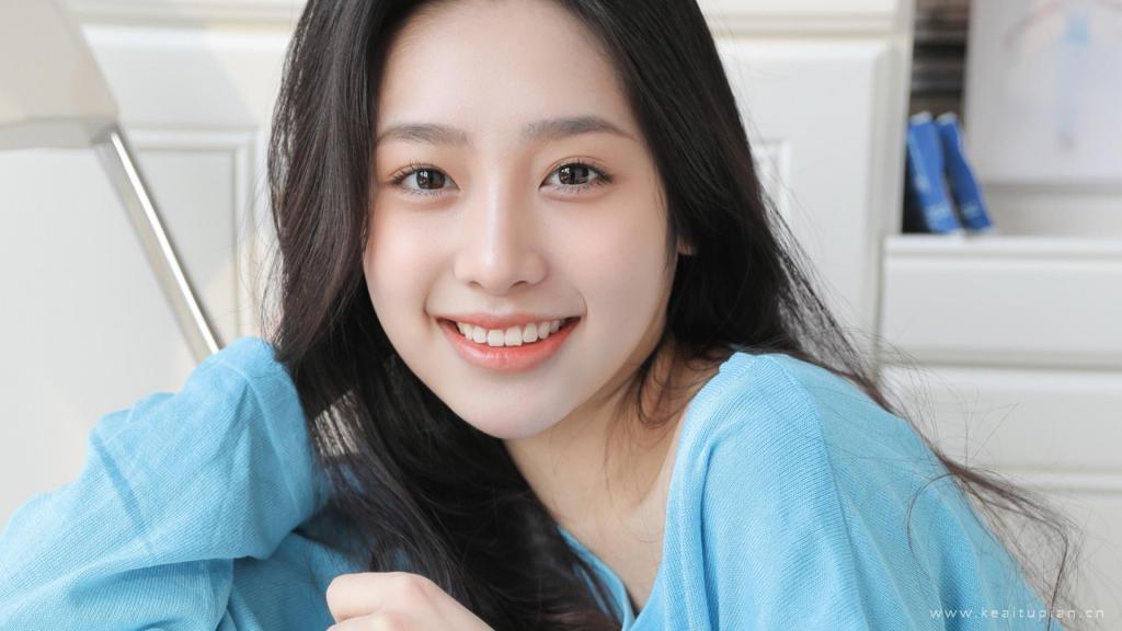 笑容超治愈的韩系美女清新甜美写真图片