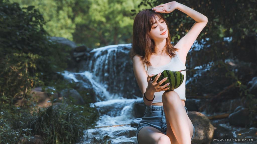 夏日清凉西瓜少女背心诱惑写真图片桌面壁纸
