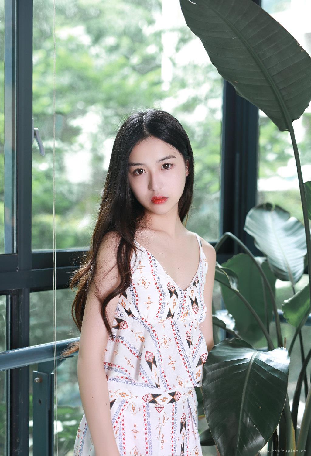 性感少女深V碎花吊带裙私房唯美壁纸图片写真