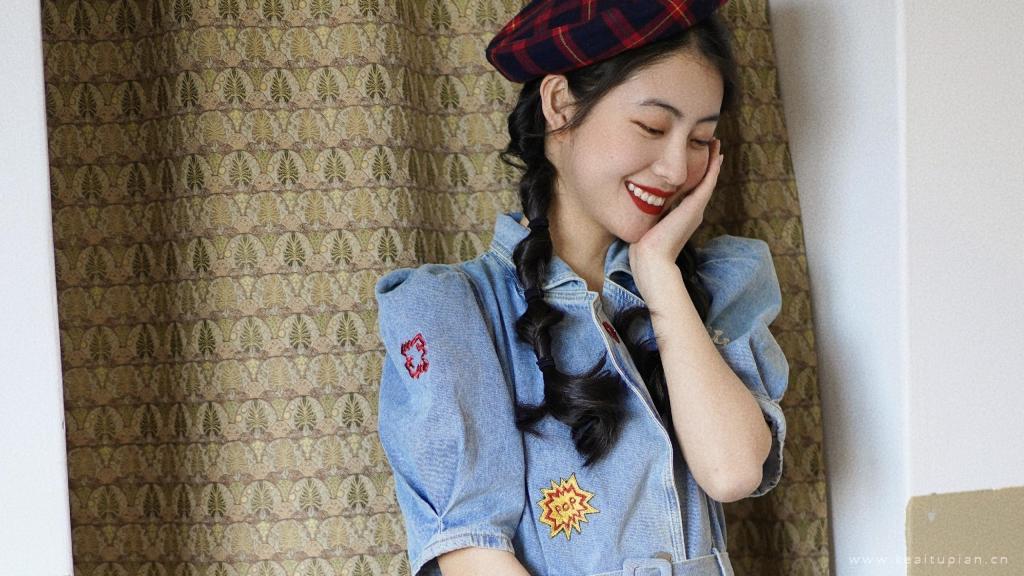 笑容灿烂的红唇美女牛仔衣甜美酷飒写真图片