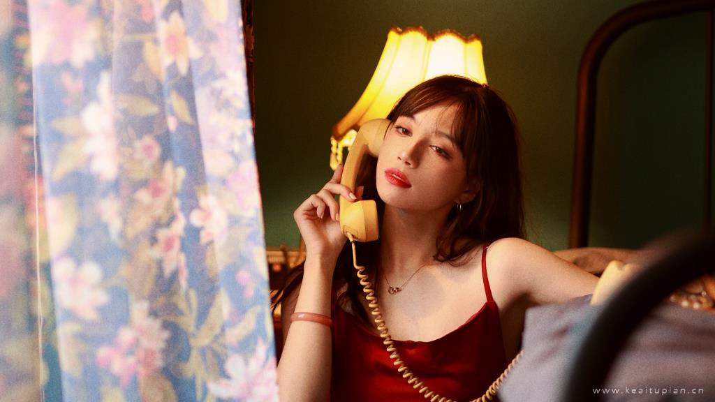 妩媚美女红色吊带丝绸睡裙性感撩人私房写真图片