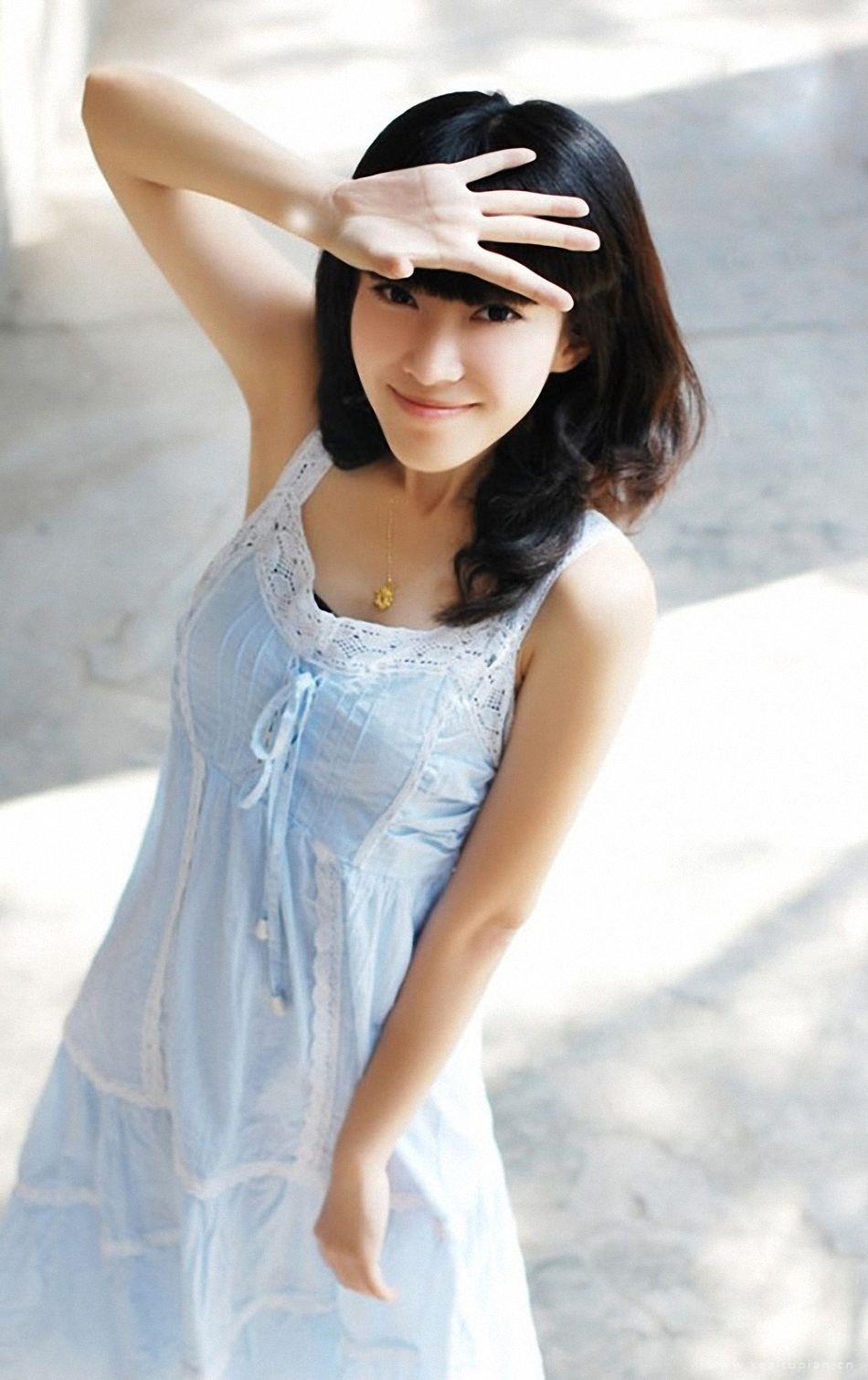 清纯美女性感吊带黑发阳光户外写真高清壁纸图