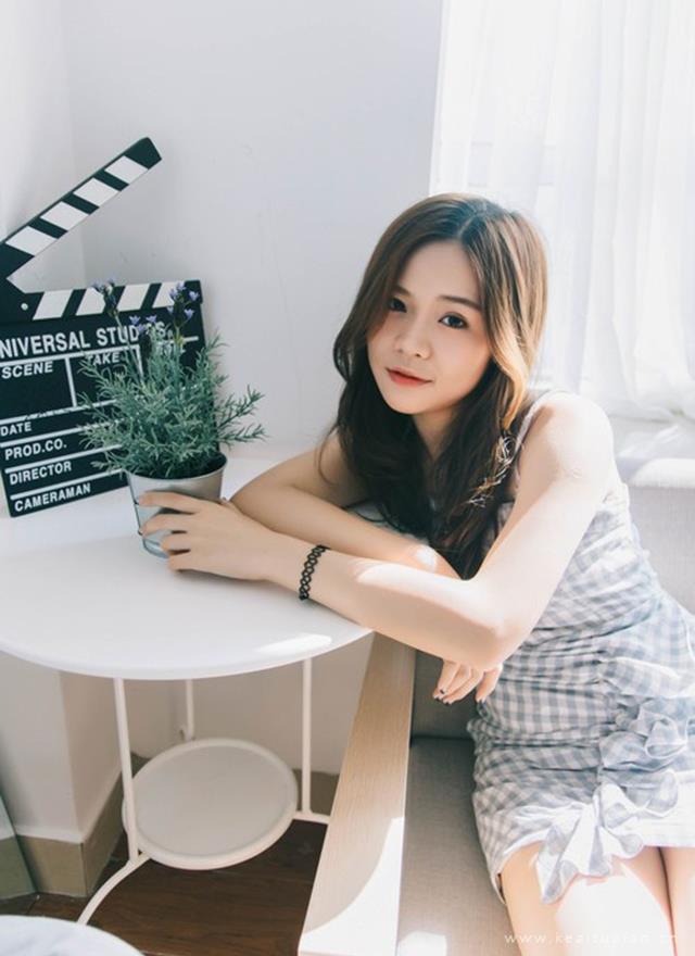 漂亮00后美眉明眸皓齿清纯写真图片