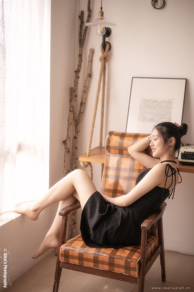 性感少女深V黑色吊带裙诱人身姿私房写真