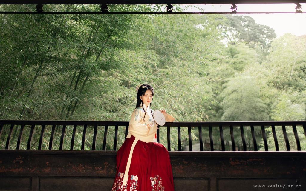 气质动人的古装美女竹林风景唯美写真壁纸