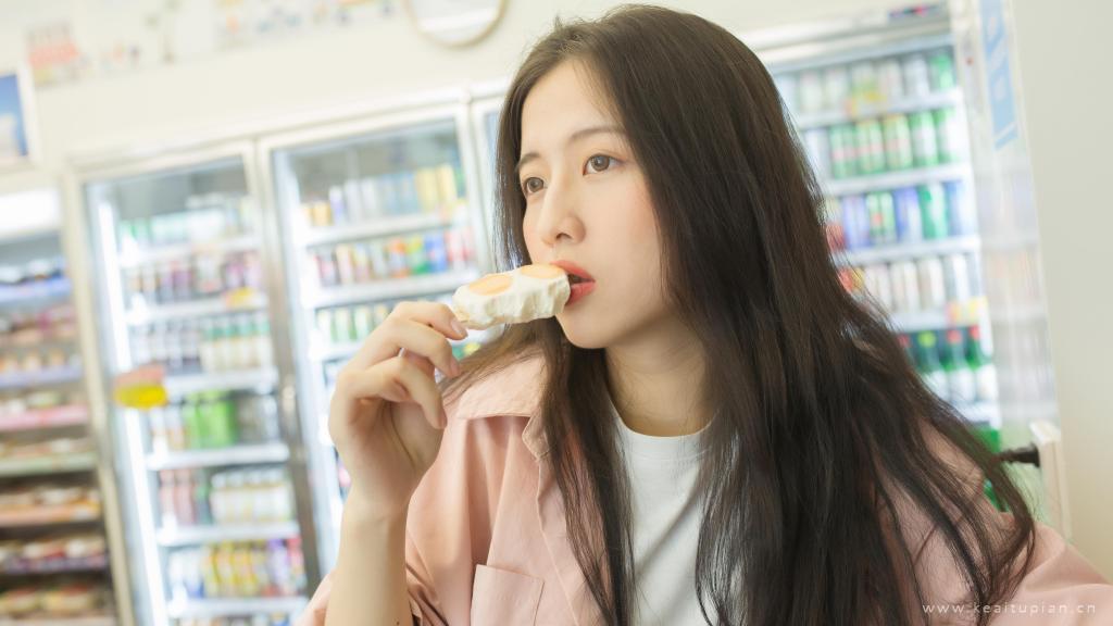 便利店购物的清纯美女元气满满高清写真