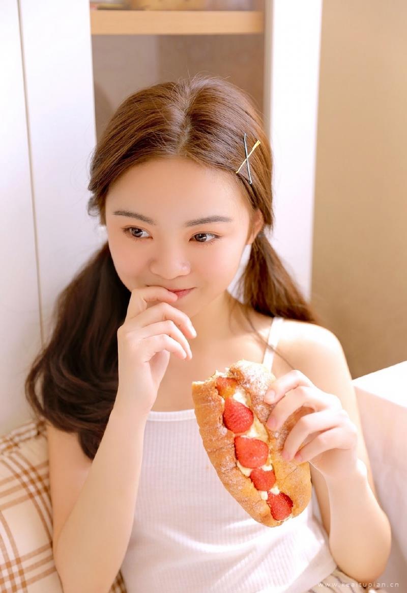 草莓面包般甜美诱人的双马尾可爱美女写真图片