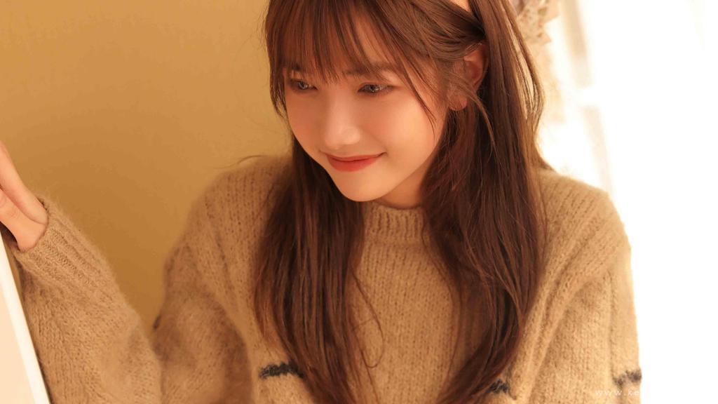 冬日棕色长发美女甜美迷人写真图片