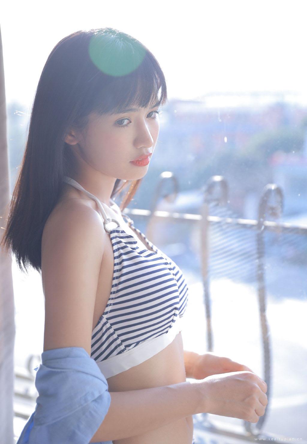 红唇美女可爱条纹比基尼性感居家写真图片大全