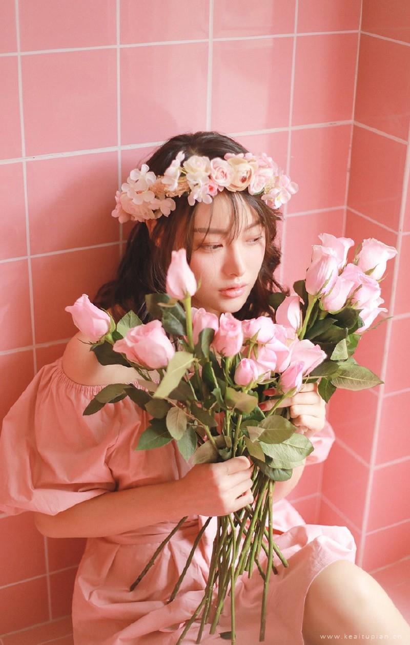 粉色系花环美女气质写真图片