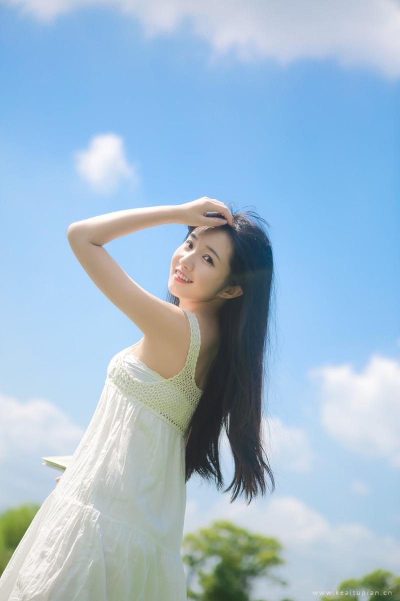 长发飘飘的清纯森系美女户外清新写真图片