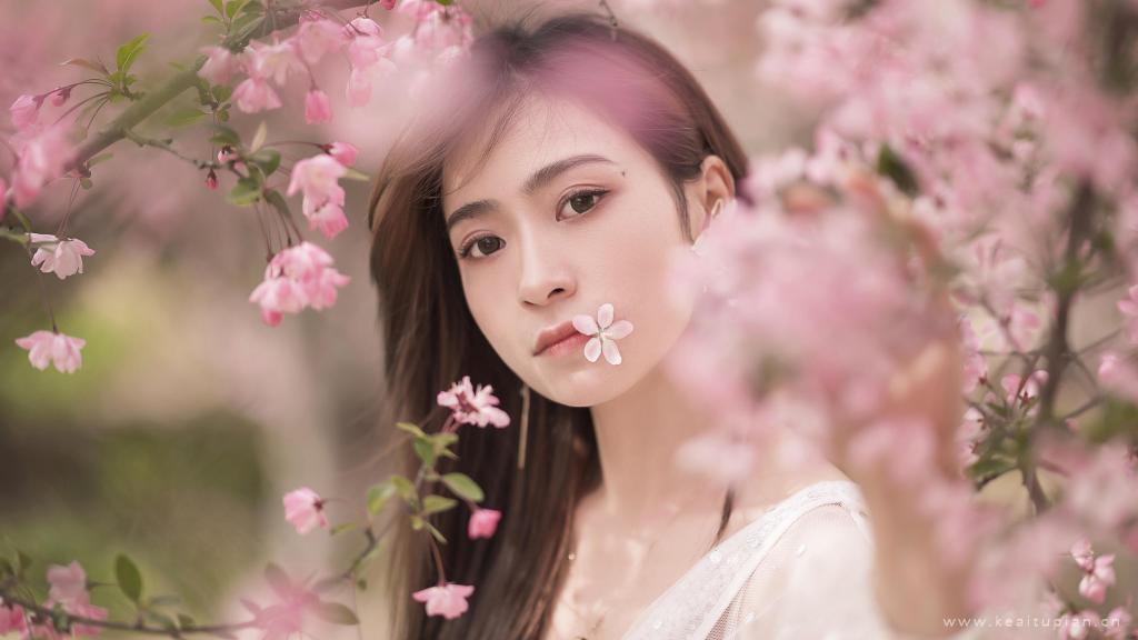 白裙美女优雅气质花林写真图片