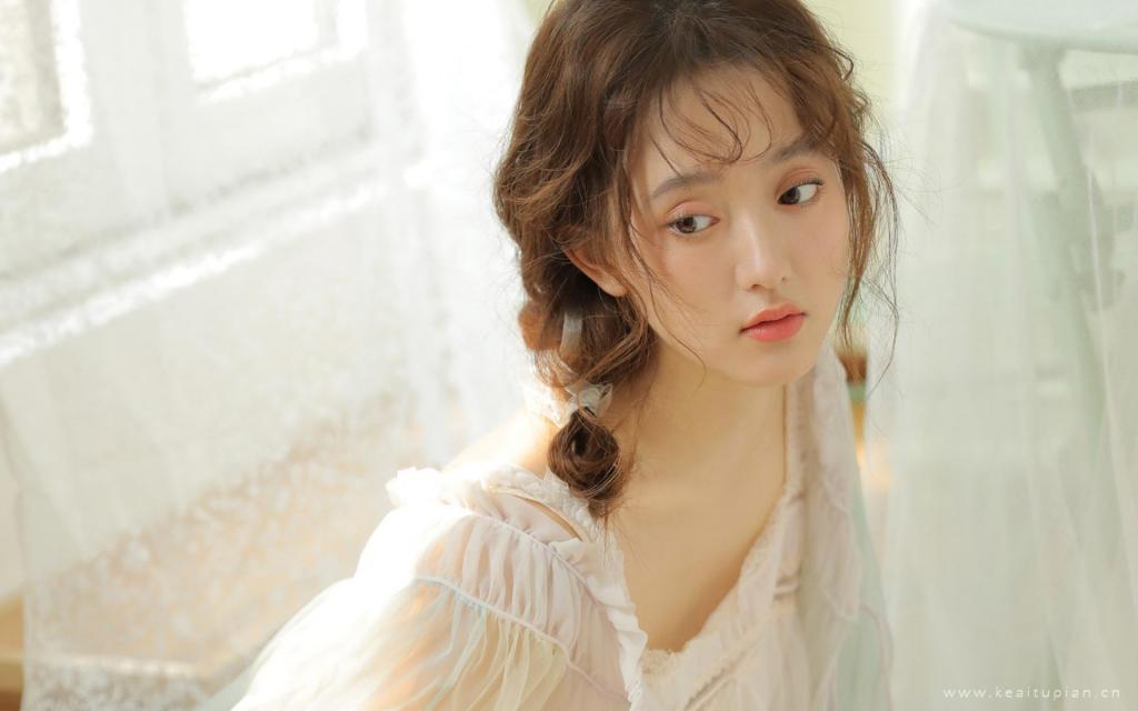 唯美白纱裙双马尾少女居家写真高清壁纸图
