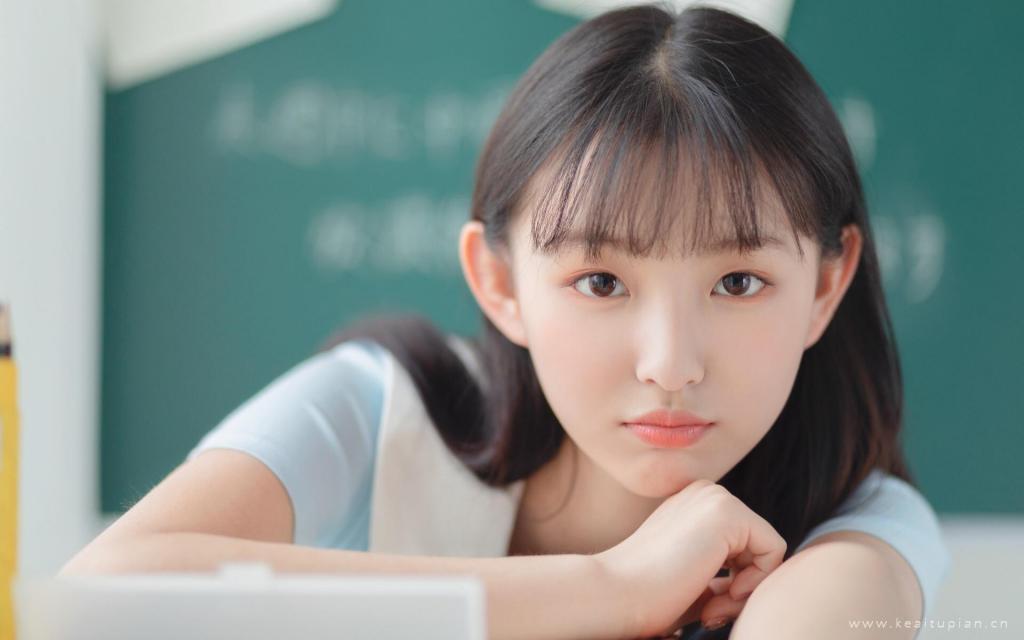 清纯天真美女白嫩精致浴室写真图片桌面壁纸