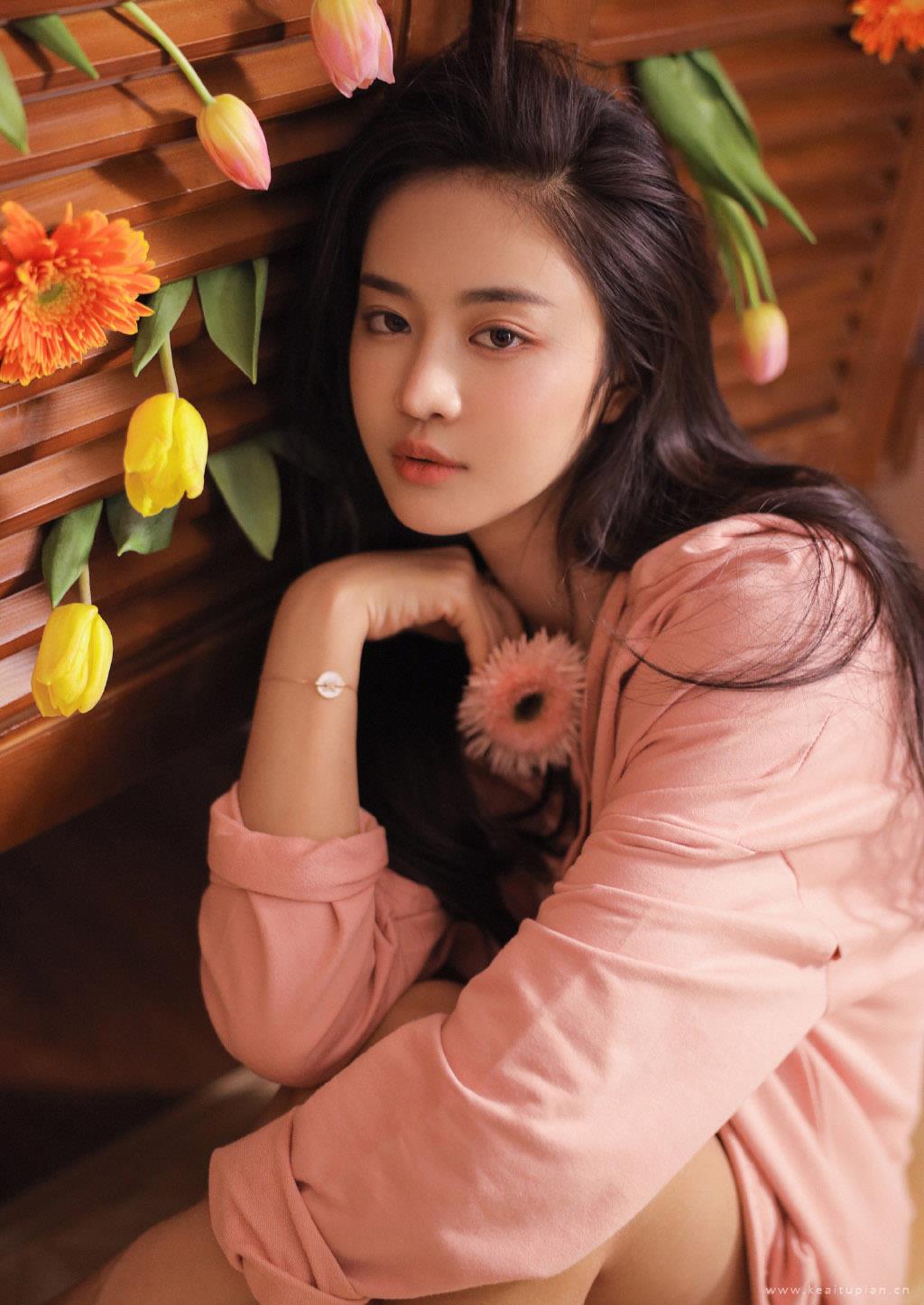 韩系温柔气质美女粉色卫衣套装写真图片大全