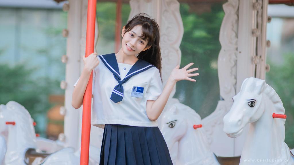 坐在旋转木马上的JK制服少女清纯甜美桌面壁纸写真图片
