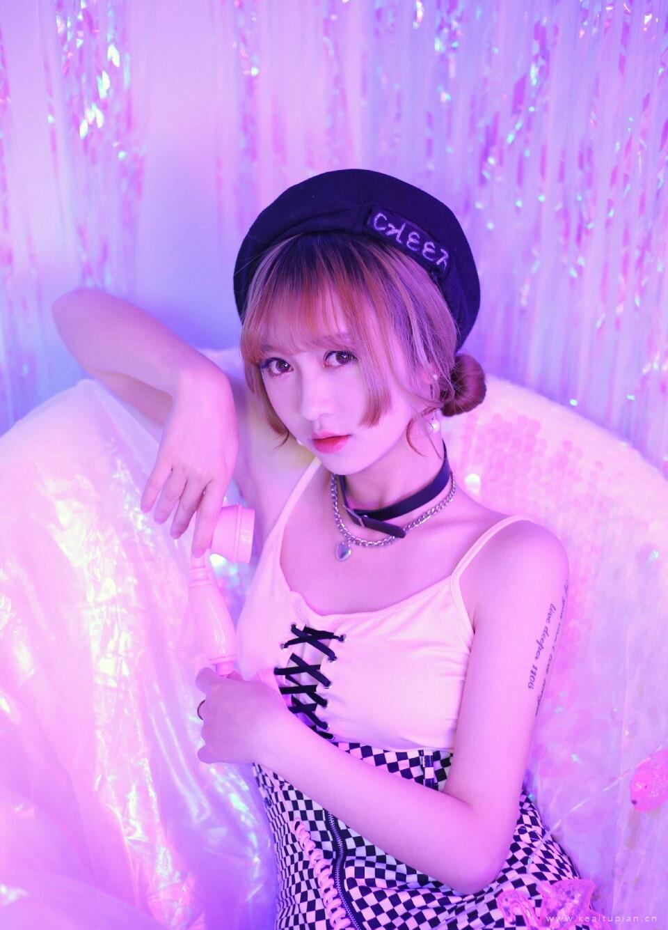 性感吊带少女梦幻场景高清写真图片