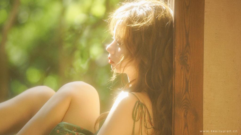阳光下的气质少女性感柔美高清壁纸写真