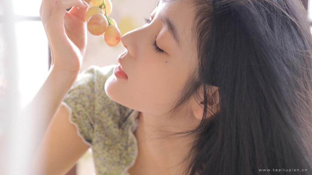 居家少女恬静写真图片桌面壁纸