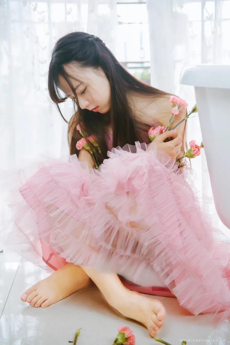 性感美女粉色纱裙浴缸诱人写真高清壁纸