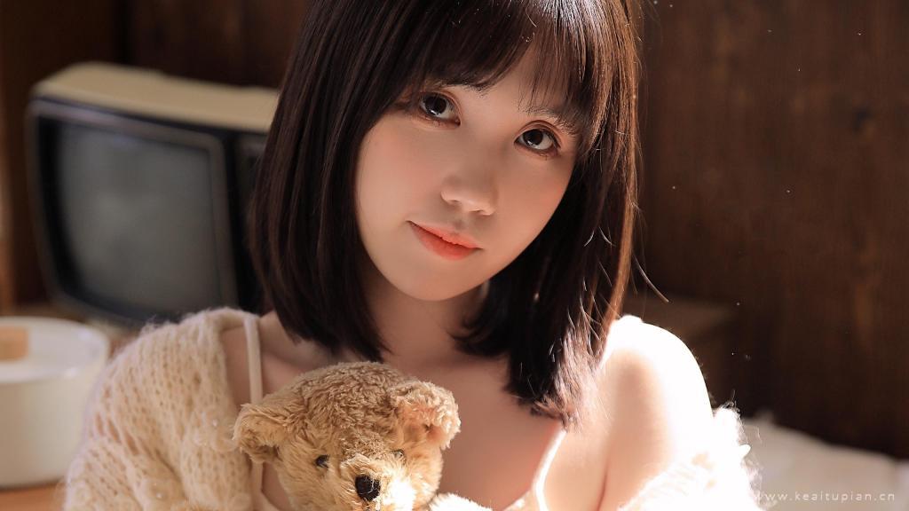 甜美可人的短发邻家美女居家私房写真图片