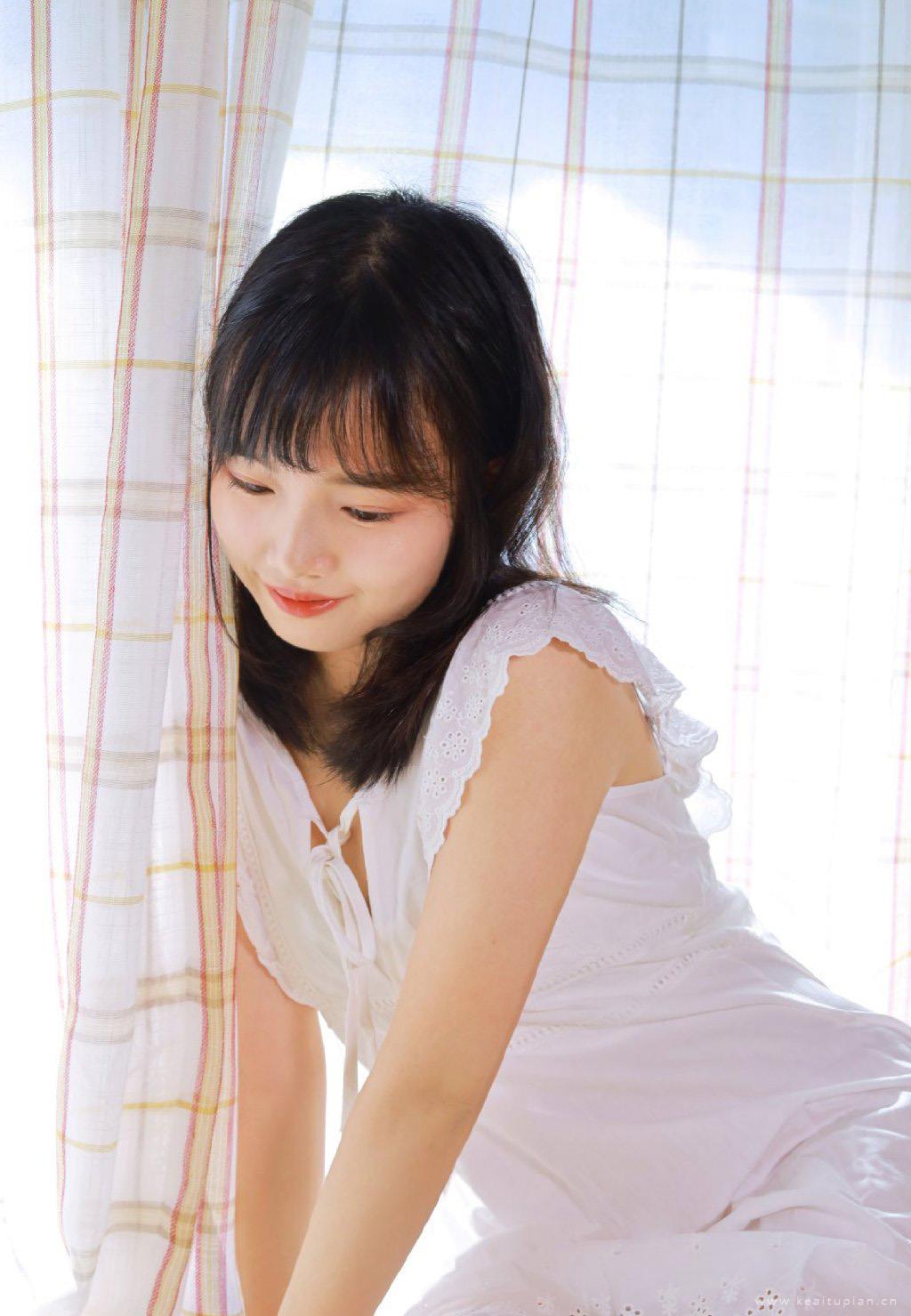 唯美性感白色蕾丝裙美女养眼居家壁纸图片写真