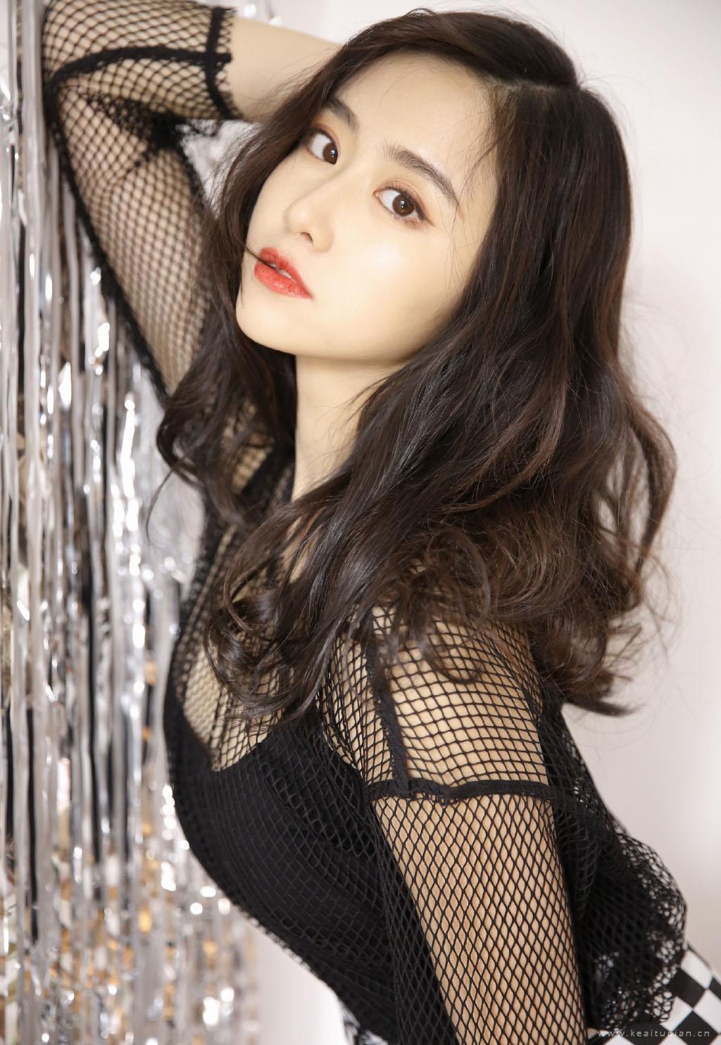 镂空黑丝性感美女诱人高清写真图片