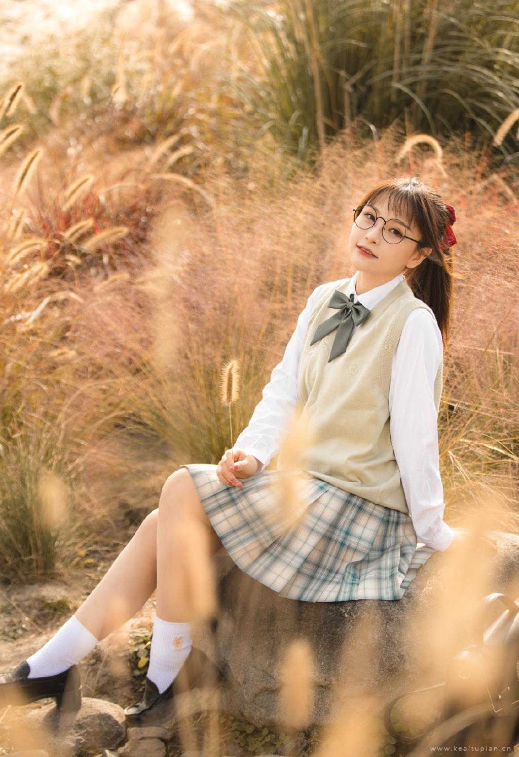 唯美格子短裙美女俏皮可爱户外写真图片大全