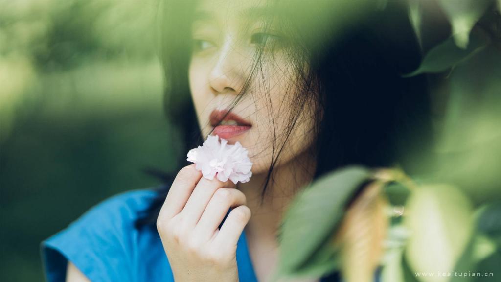 亲近自然的清新森系美女户外写真图片