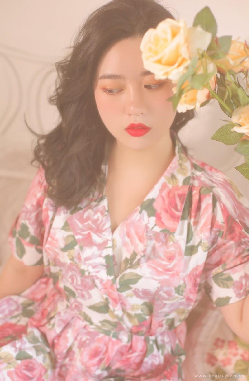 红唇美女复古港风碎花裙写真图片