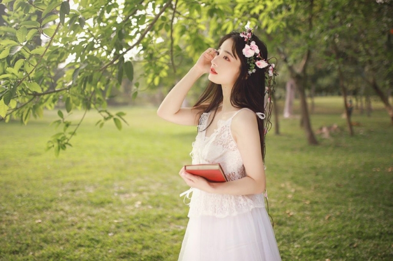 森系唯美蕾丝裙少女养眼高清桌面壁纸图片