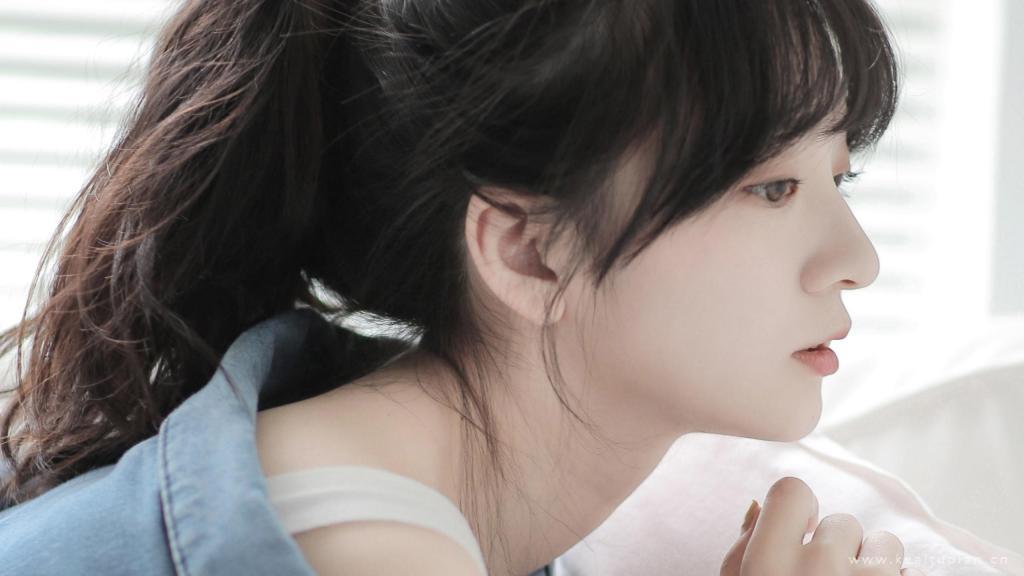 小清新简约白嫩少女清纯女孩写真高清壁纸图