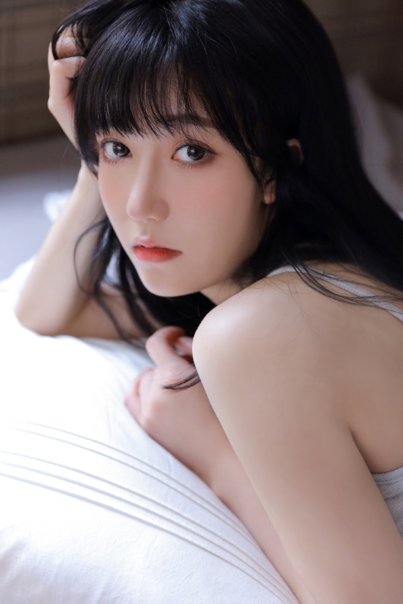 高甜黑发女生居家私房写真图片