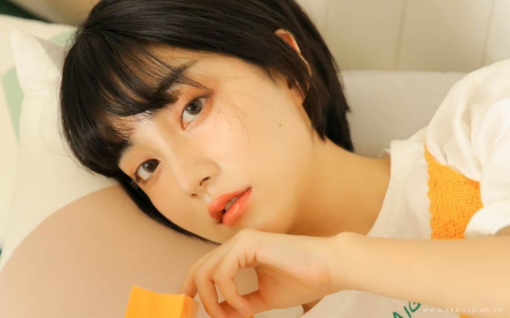 俏皮短发美女大眼灵动清纯居家写真图片
